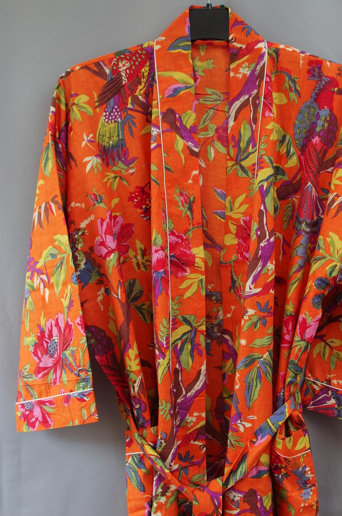 Orangefarbener Kimono-Morgenmantel aus Baumwolle mit tropischen Vögeln