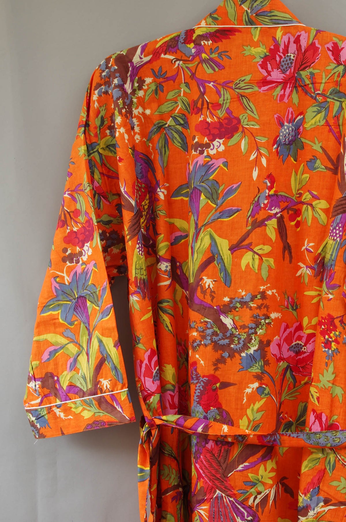Orangefarbener Kimono-Morgenmantel aus Baumwolle mit tropischen Vögeln