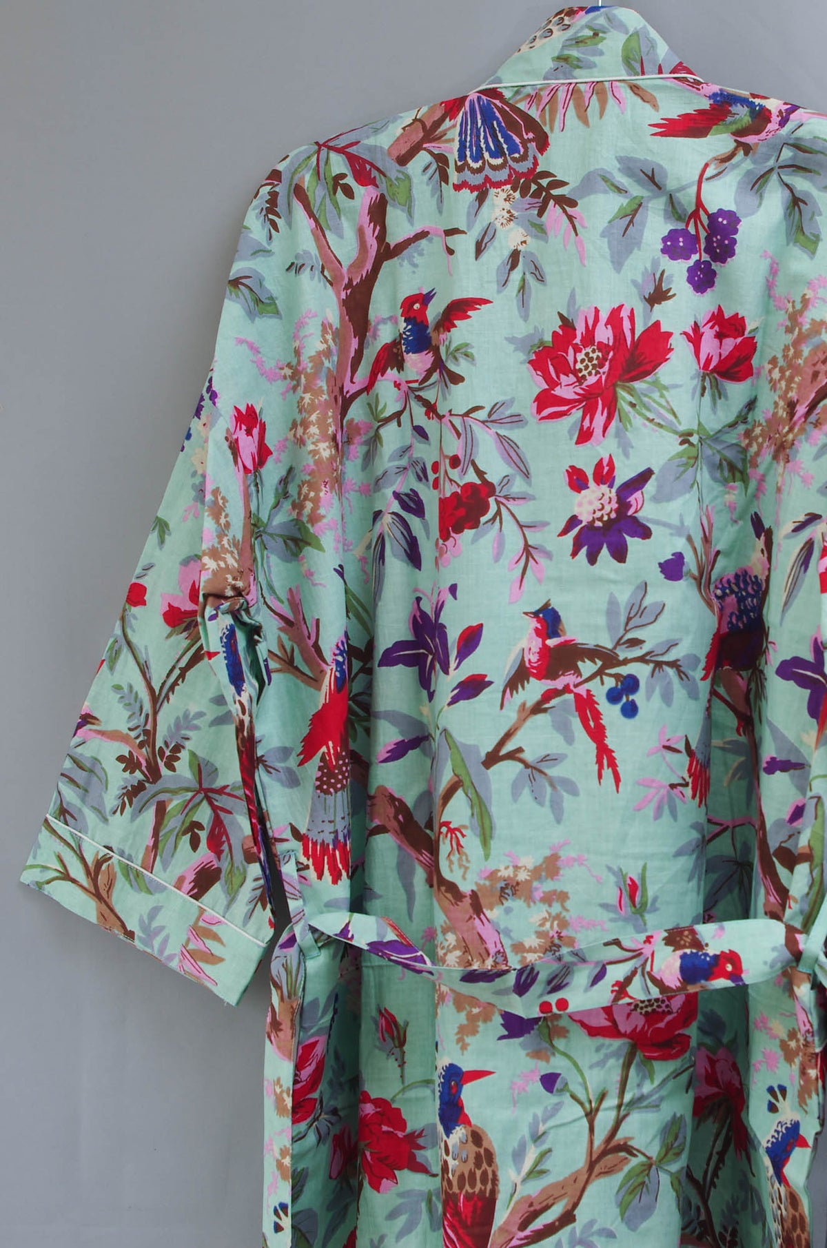 Handgefertigtes Kimono-Kleid aus Baumwolle mit Pista-Grün und tropischen Vögeln