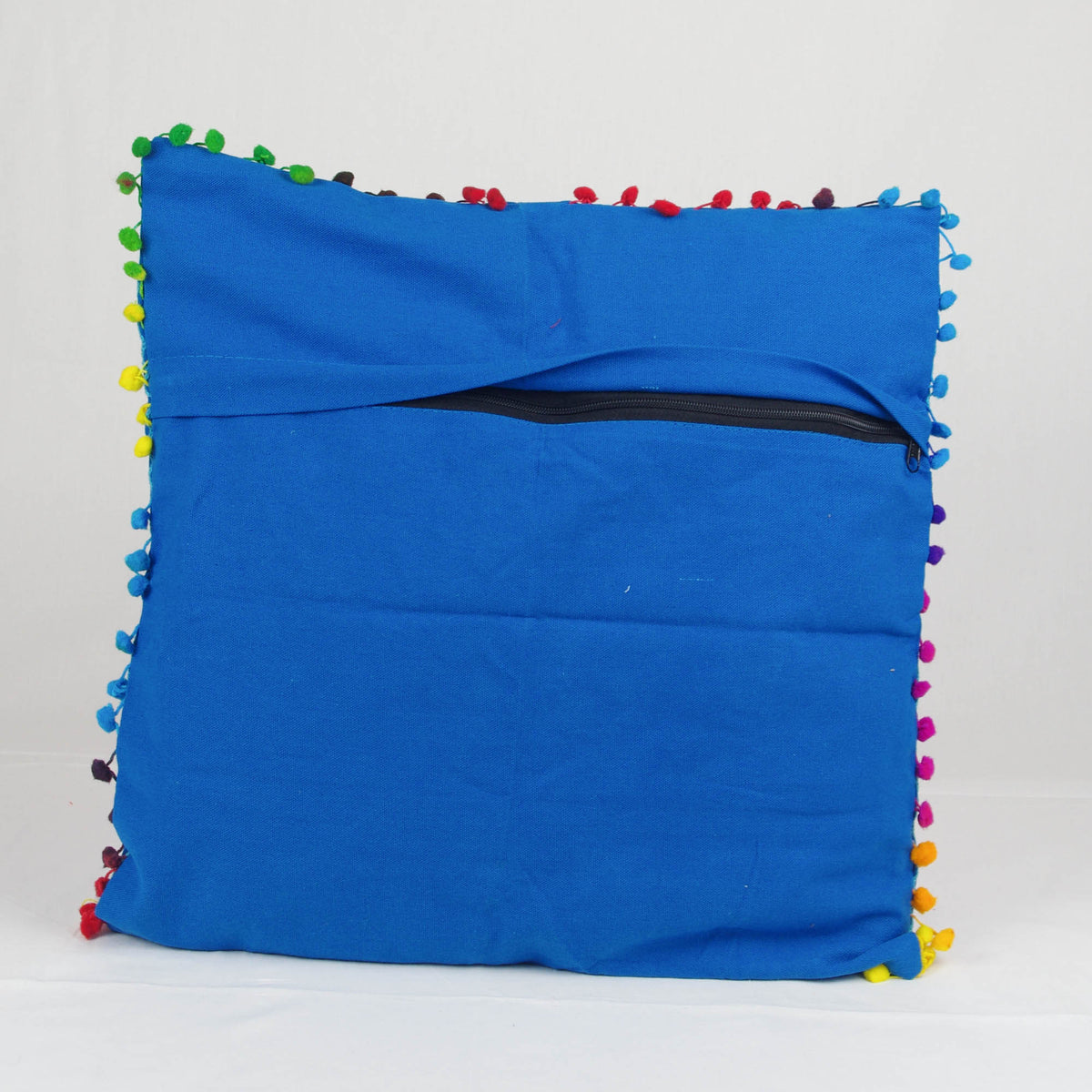 Suzani Quadratischer Kissenbezug aus bestickter Baumwolle mit Pom Pom aus Wolle - Blau