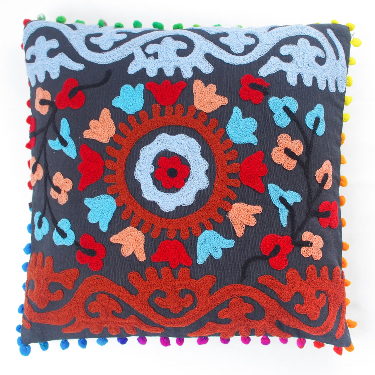 Suzani Quadratischer Kissenbezug aus bestickter Baumwolle mit Pom Pom aus Wolle – Schwarz und Rot