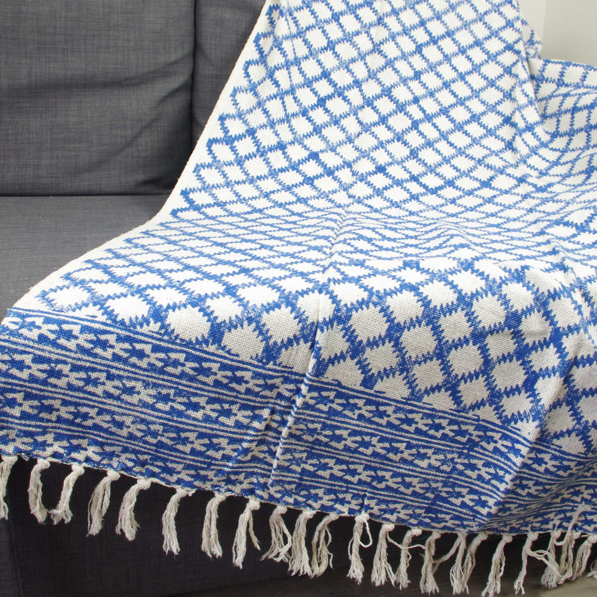 Blockbedruckter, handgewebter Sofaüberwurf aus Baumwolle mit Quasten - Blau, Weiß, Geometrisch