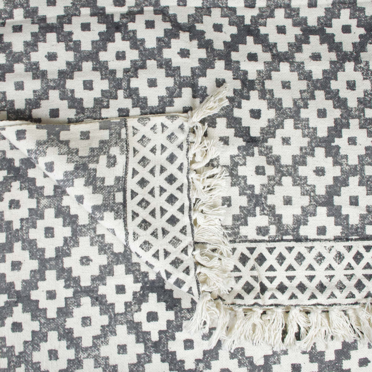 Blockbedruckter handgewebter Sofaüberwurf aus Baumwolle mit Quasten – grau-weiß geometrisch