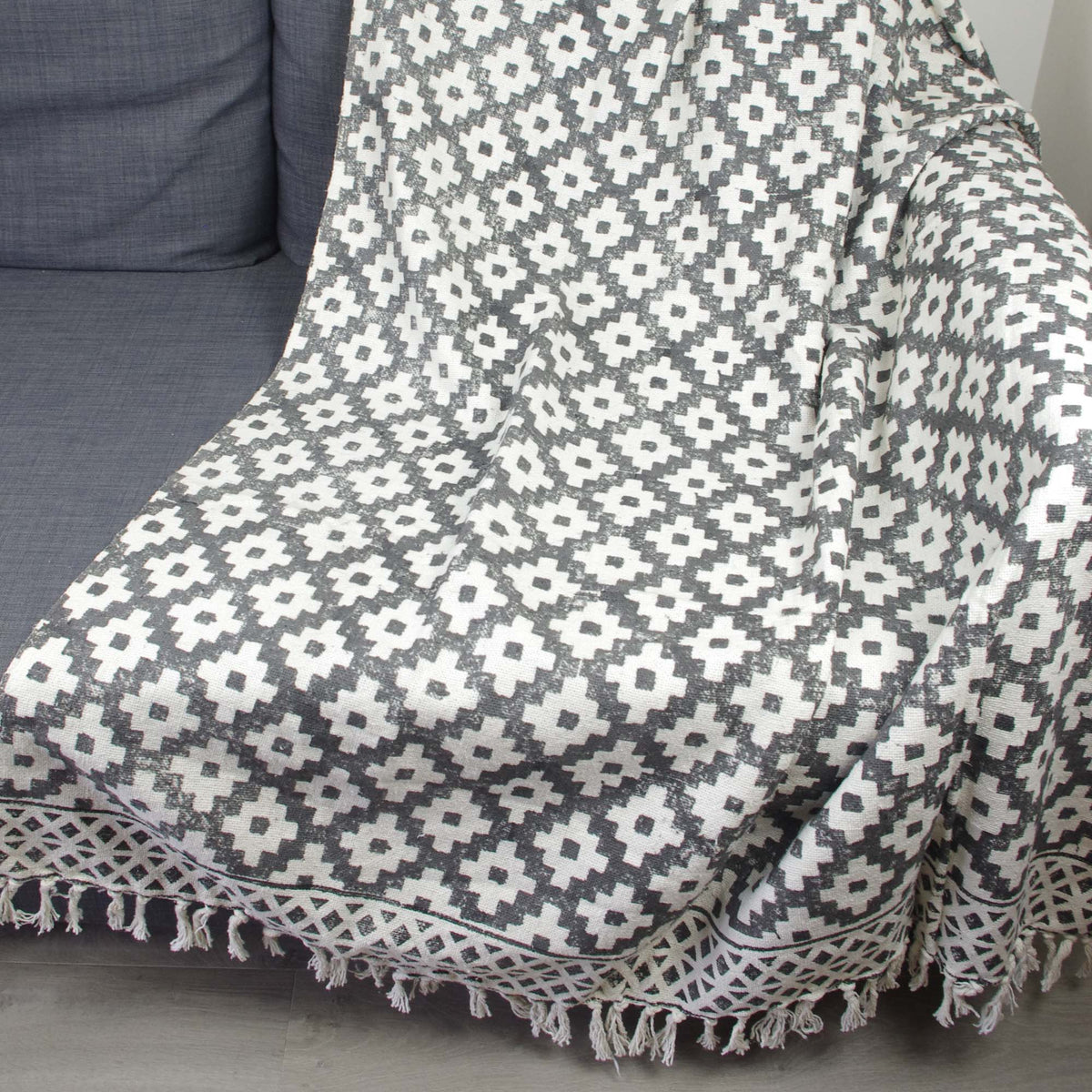 Blockbedruckter handgewebter Sofaüberwurf aus Baumwolle mit Quasten – grau-weiß geometrisch
