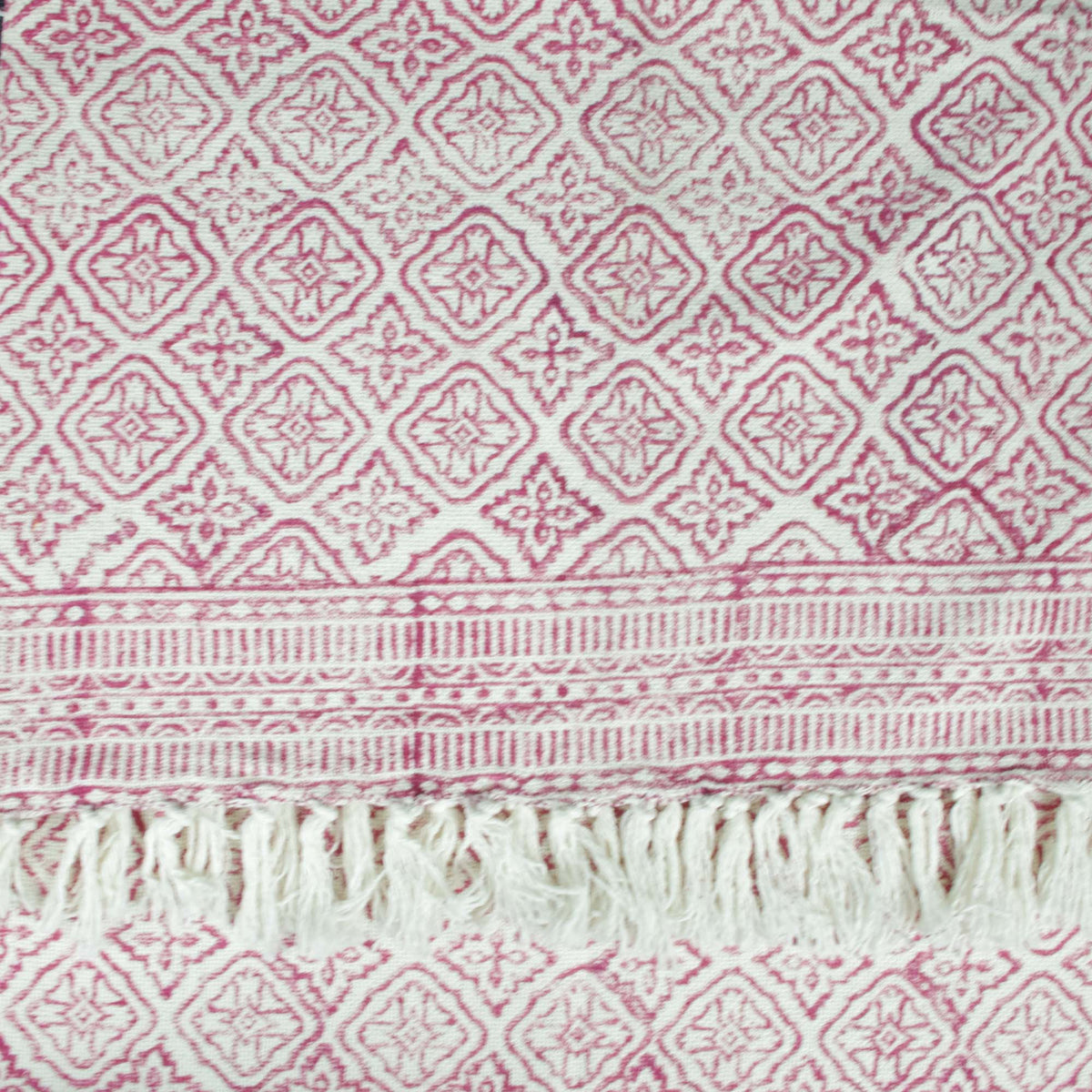 Blockbedruckter, handgewebter Sofaüberwurf aus Baumwolle mit Quasten - Rosa, Weiß, Geometrisch