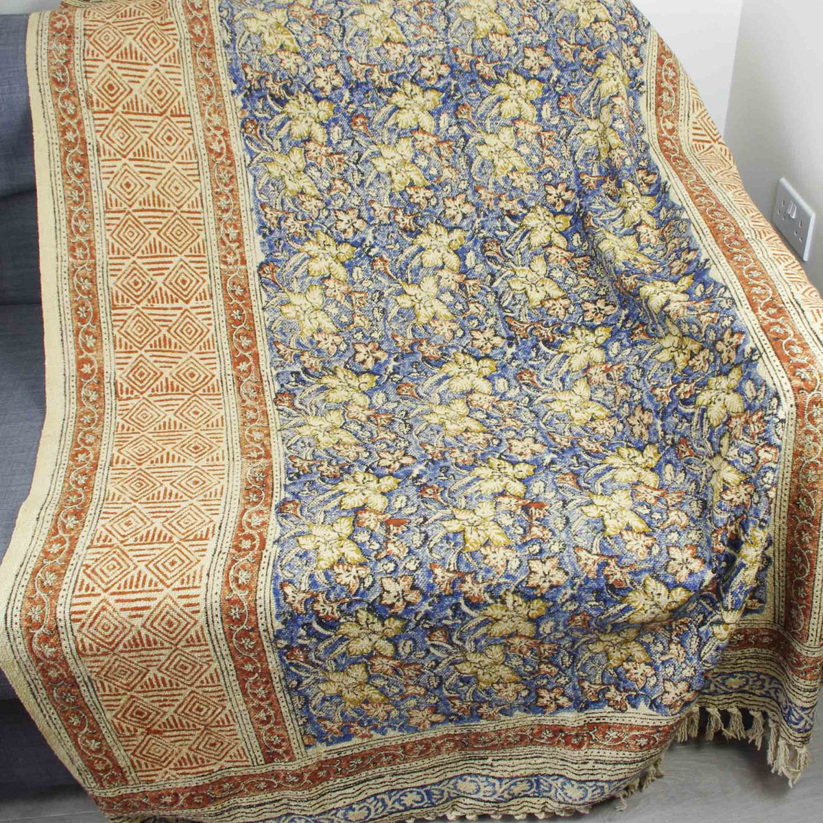 Handgewebter Schlamm-Stoff-Block bedruckter Baumwoll-Sofaüberwurf mit Quasten - Blau-Beige-Blumenmuster