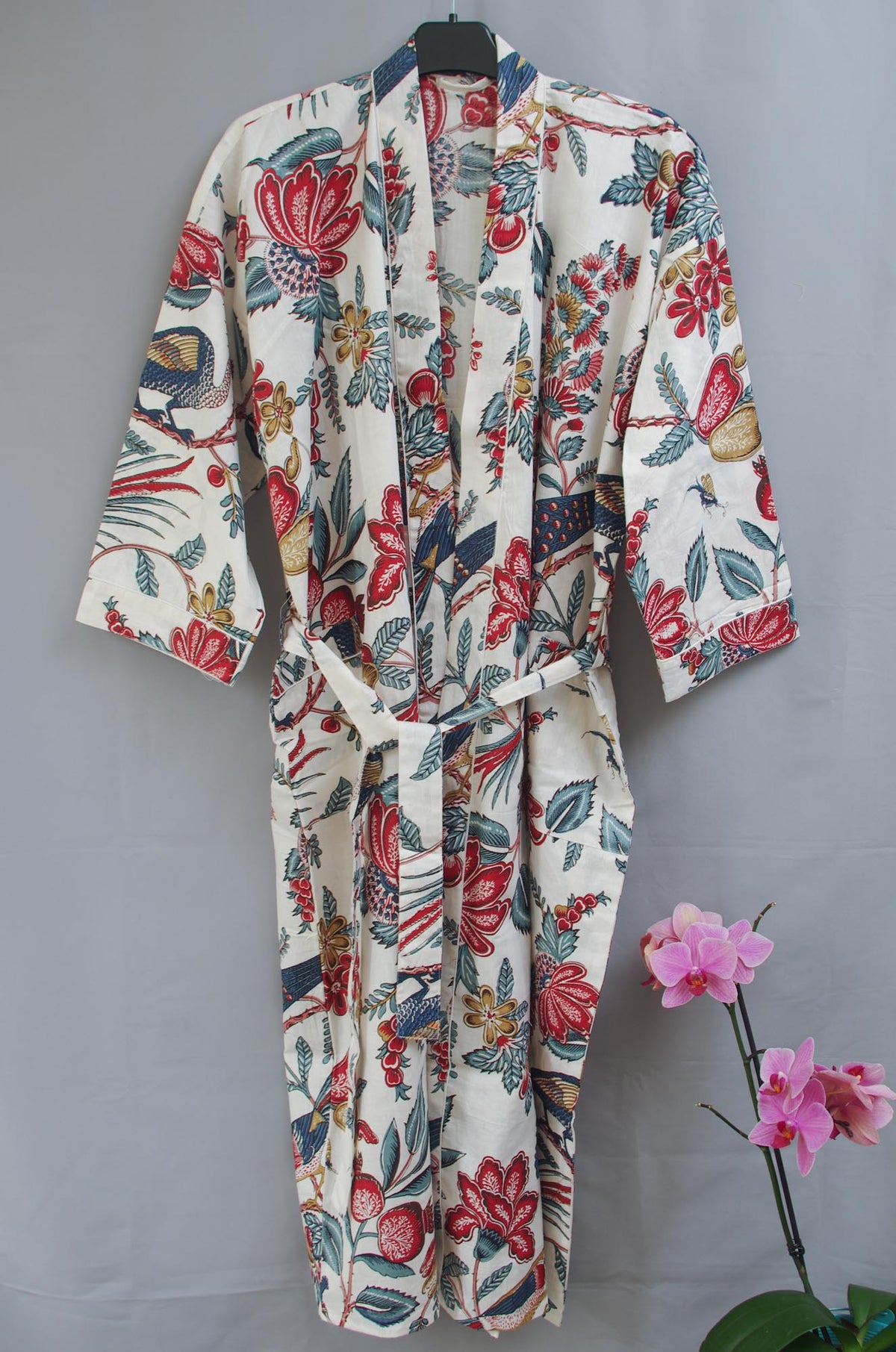 Kimono-Morgenmantel aus Baumwolle mit tropischen Vögeln und Früchten auf weißer Basis